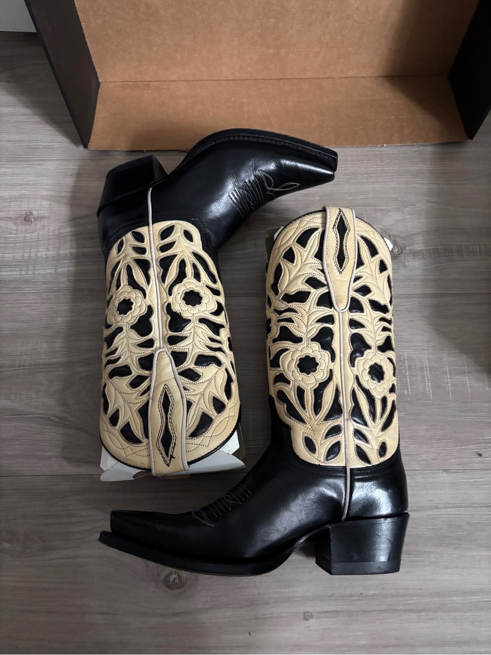 Sendra by Dandelie Western Cabra Black and Cream Cutout cowboy Heeled Boots